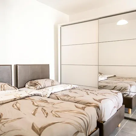 Luxury 3 Bedroom In - Walk To & Dining Apartment Sliema