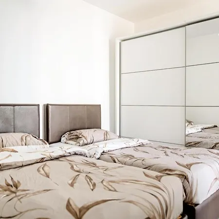 Luxury 3 Bedroom In - Walk To & Dining Apartment Sliema
