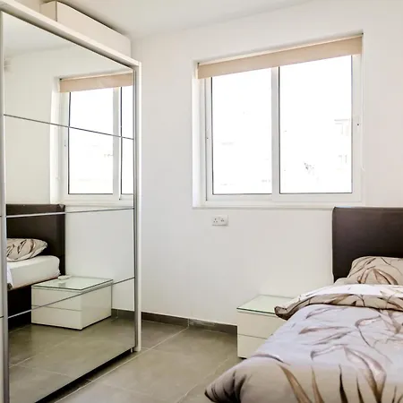 Luxury 3 Bedroom In - Walk To & Dining *