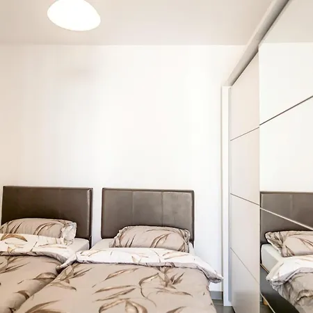 Luxury 3 Bedroom In - Walk To & Dining *